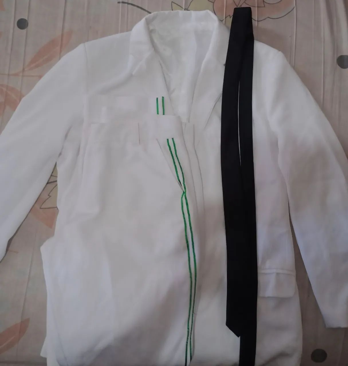 Terno Branco com calça social, acompanha gravata 