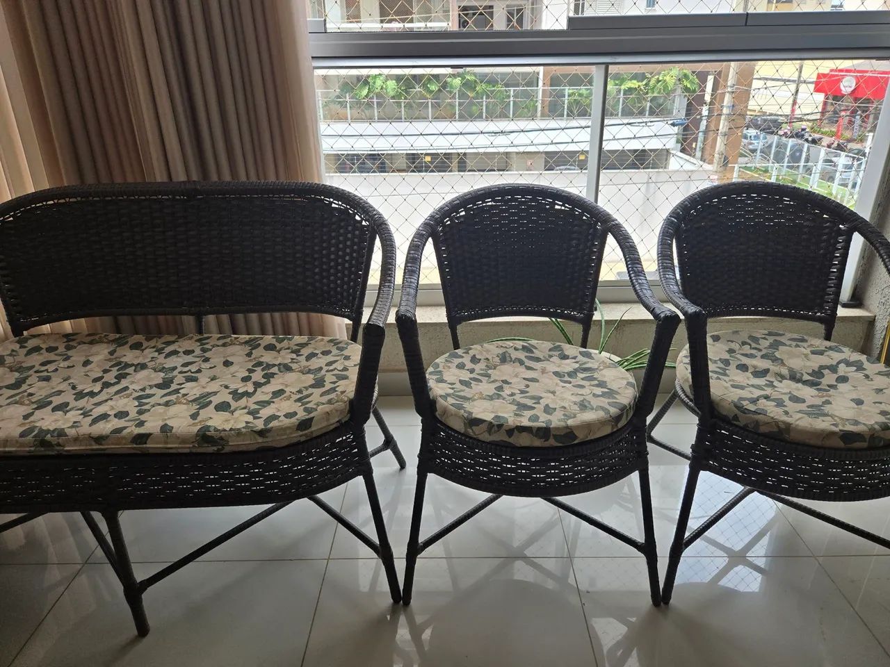 Namoradeira e cadeiras de fibra