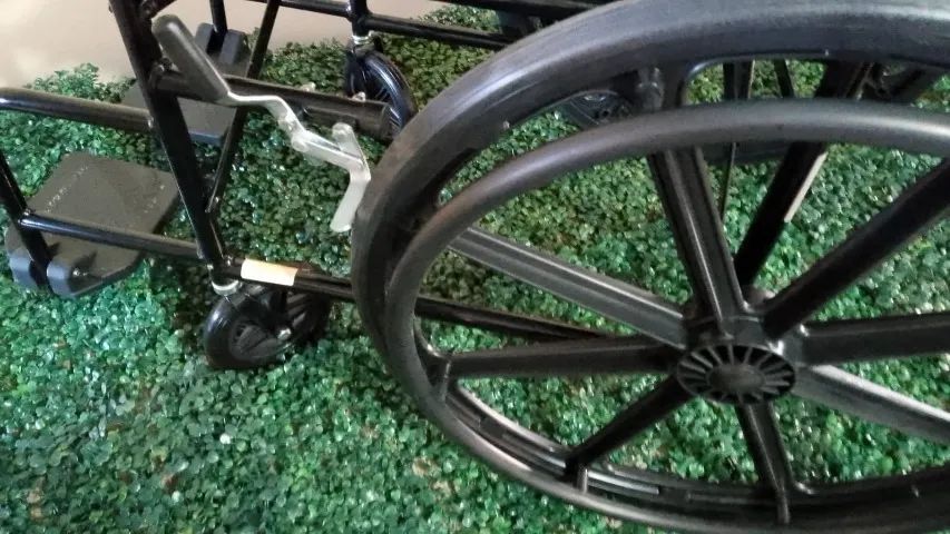 Cadeira de Rodas Passeio Novas - leia descrição. - Foto 4
