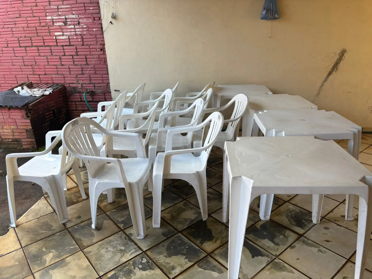 Cadeiras e mesas para comércio