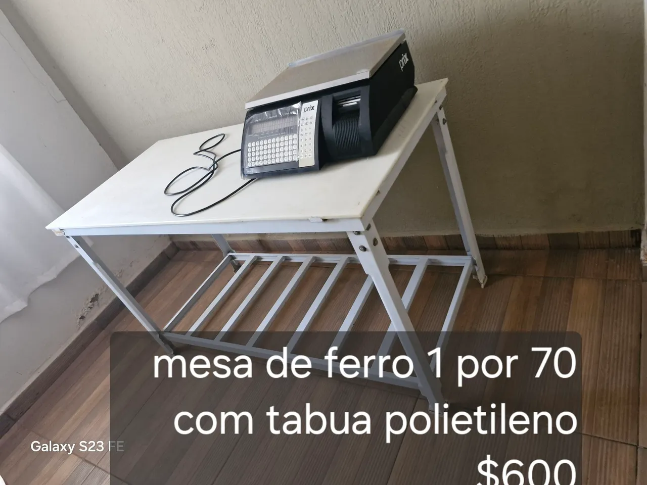 Mesa de ferro com tábua de polietileno