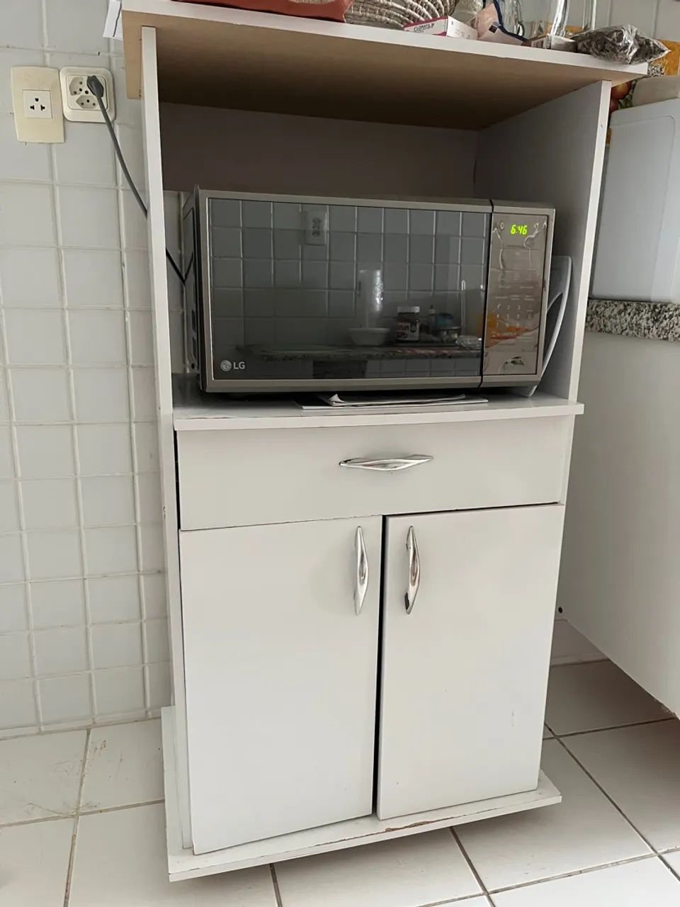 Armário para microondas e arrumação 