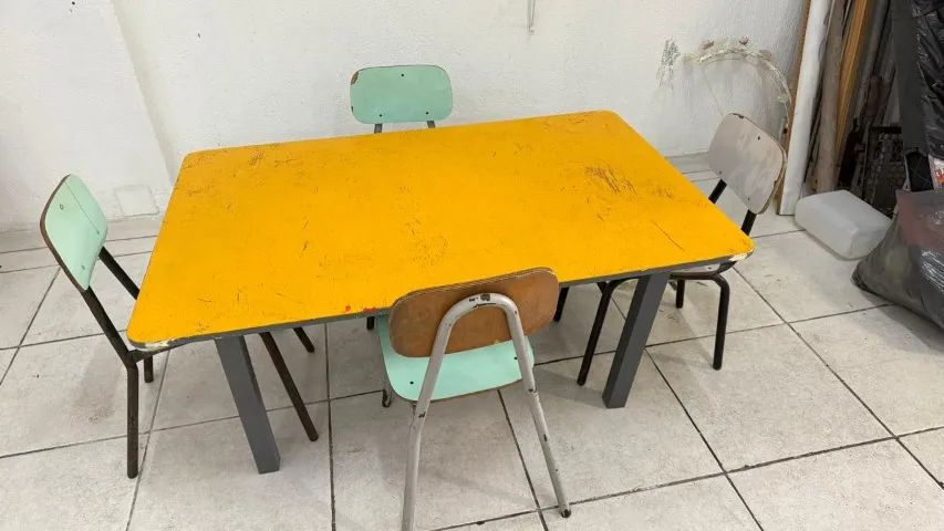 mesa retangular para escolinha com 4 cadeiras - Foto 3