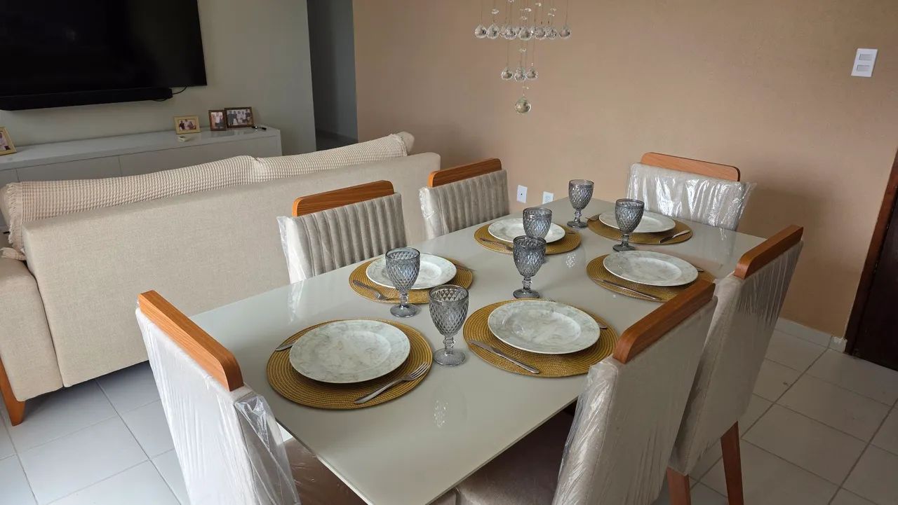 Mesa de Jantar de 1,80m x 90cm MDF com 6 Cadeiras ainda no plástico com 9 meses de uso