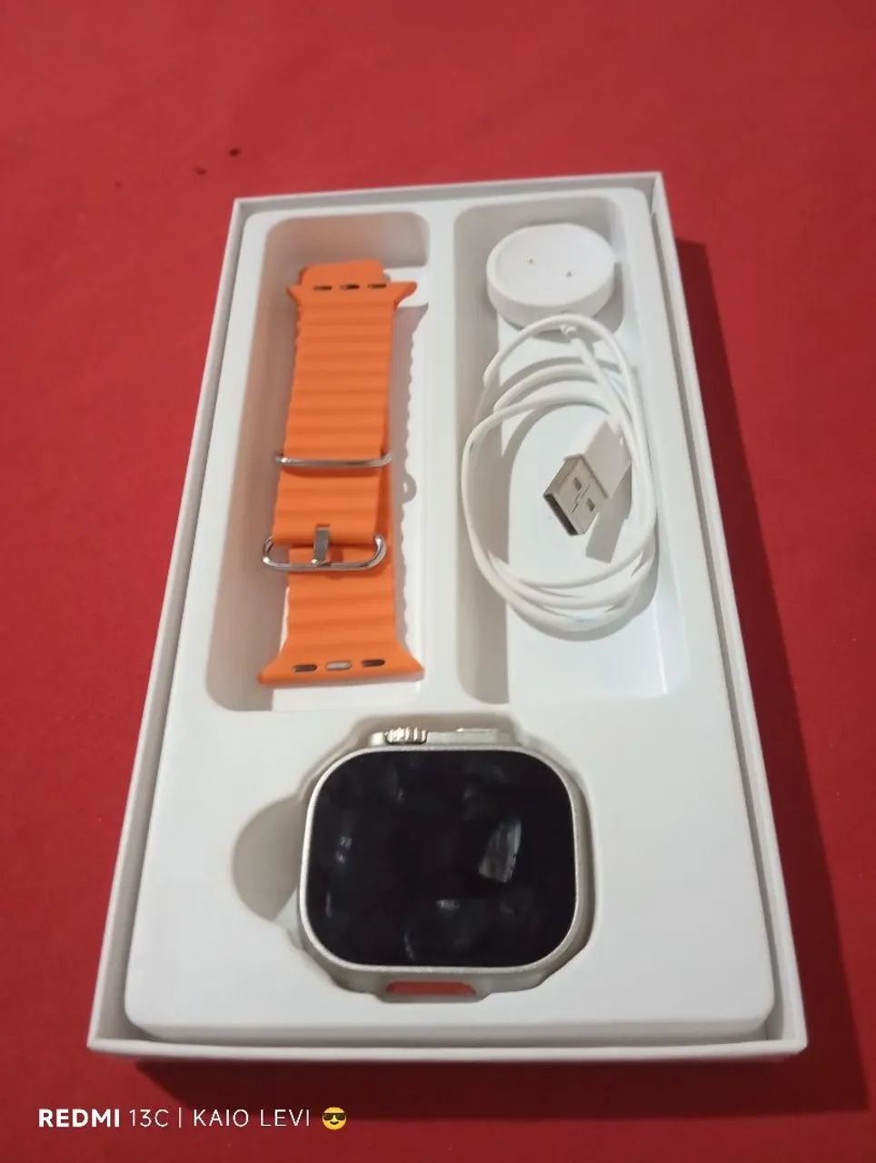 Smartwatch Apple com pulseira laranja