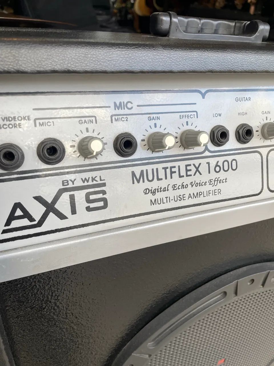 Caixa multiuso multflex 1600 axis ótimo para festas com auxiliar rca 