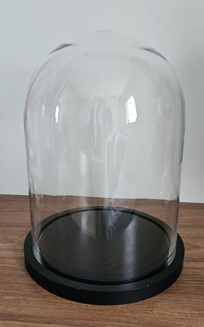 Cúpula de vidro com base preta para decoração