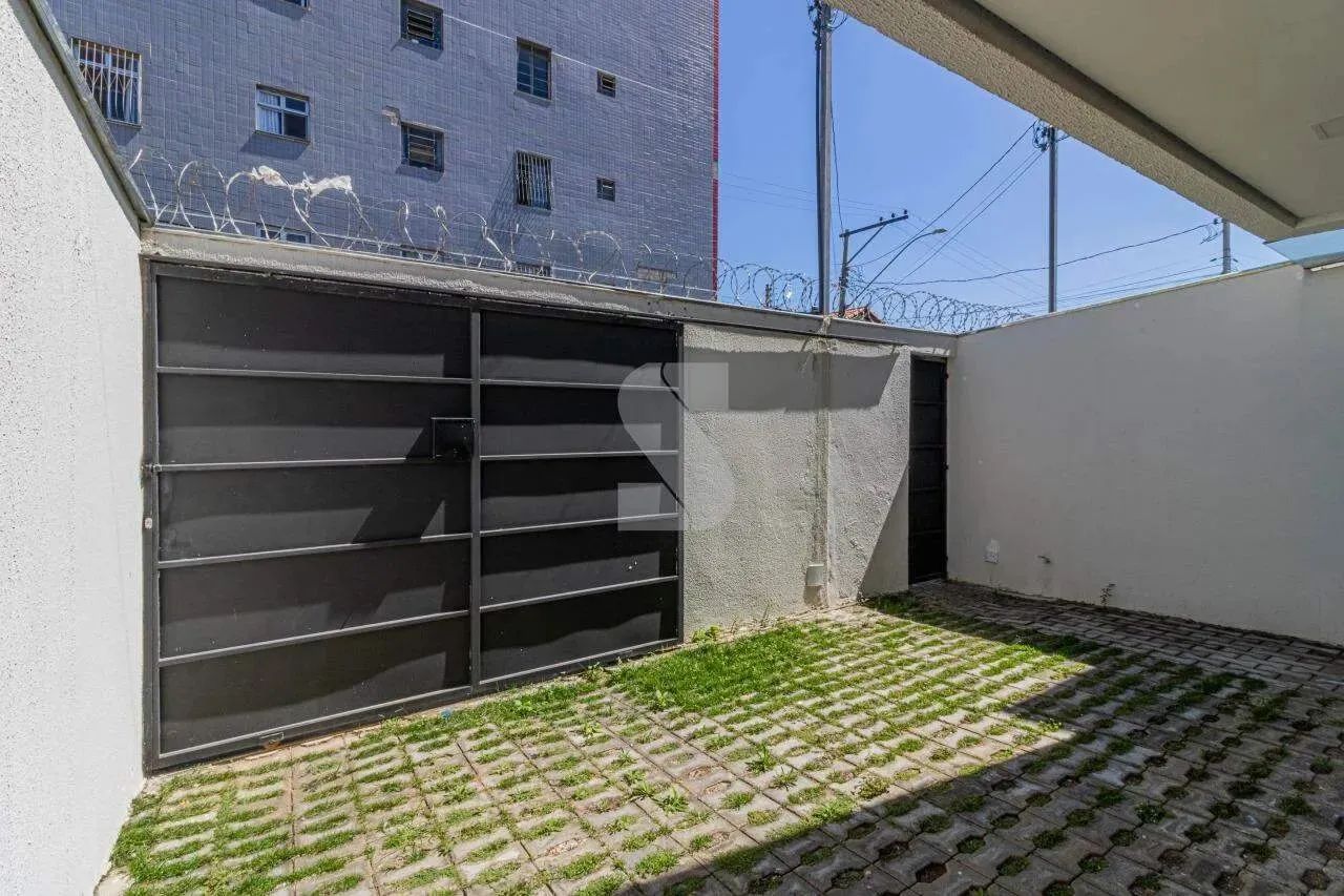 Que tal uma CASA DE 3 ANDARES, COM EXCELENTE ACABAMENTO há poucos minutos do Mercado Centr - Foto 2