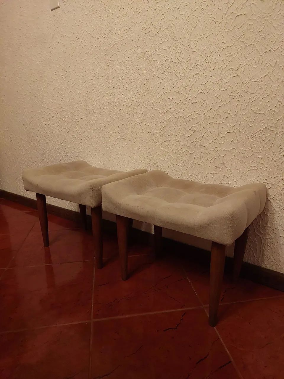 Kit 2 banquetas acolchoadas cor bege pés palito - Foto 2