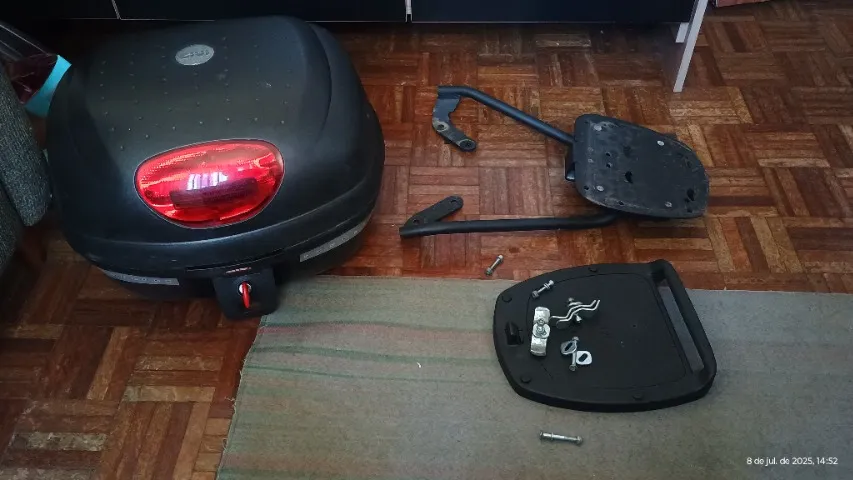 Baú GIVI E33 e suporte de baú