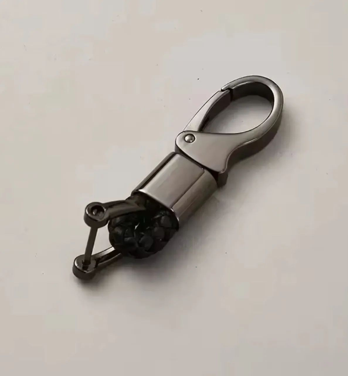 Chaveiro em metal, couro 
