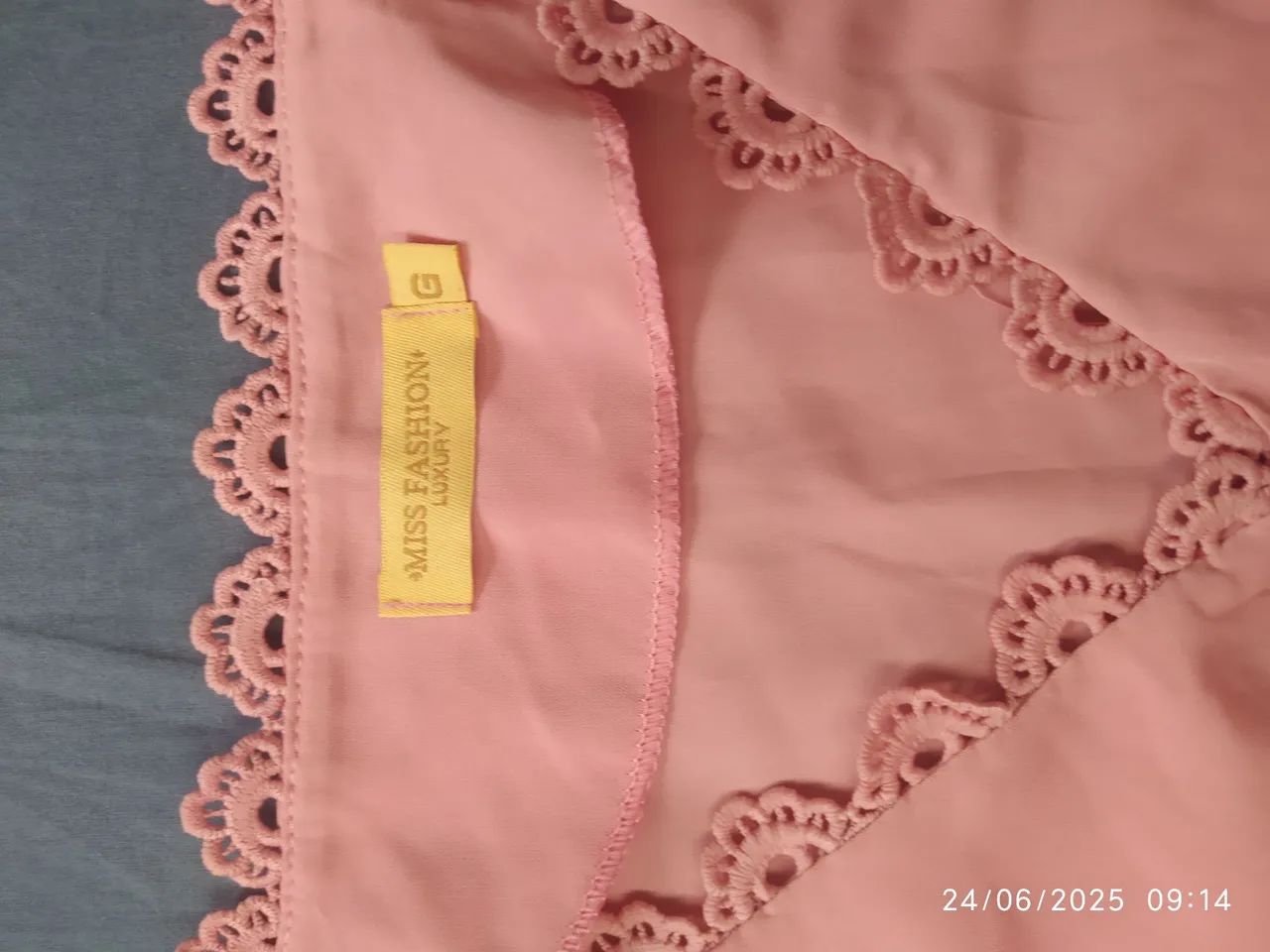 Blusa de seda rosa com detalhes em renda - Foto 2