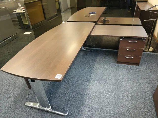 Mesa de escritório com gaveteiro em L - Modelo diretor - Foto 4