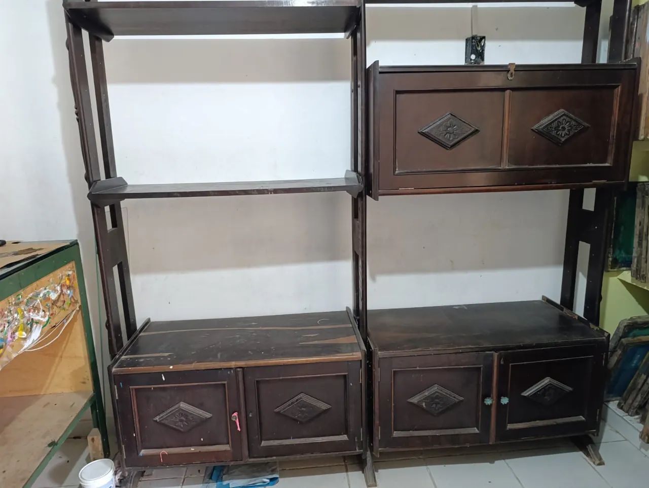 Estante antiga.64385930855554122