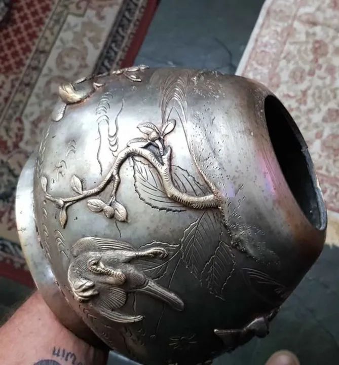 Par de Cachepots/Vasos Chineses Séc.17/18 em Metal com Decoração de Pássaros e Flores - Foto 6