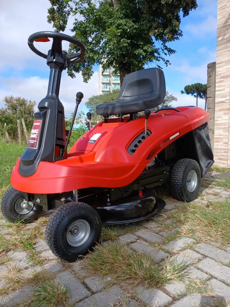 Trator cortador de gramas a gasolina 4t novo bem a baixo do preço!