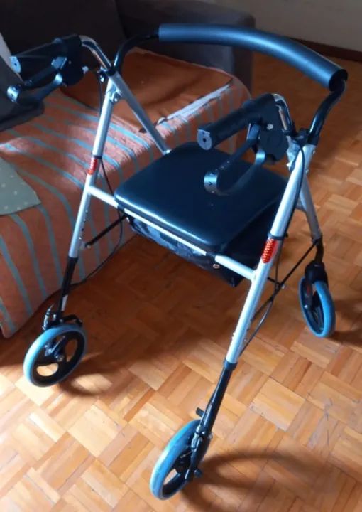 ANDADOR COM RODAS E CADEIRA / USADO IMPECÁVEL ! 