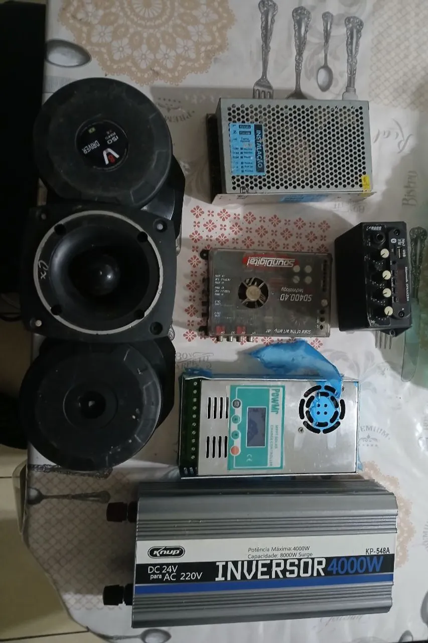 Kit completo de som automotivo: drivers, inversor, fonte e módulo