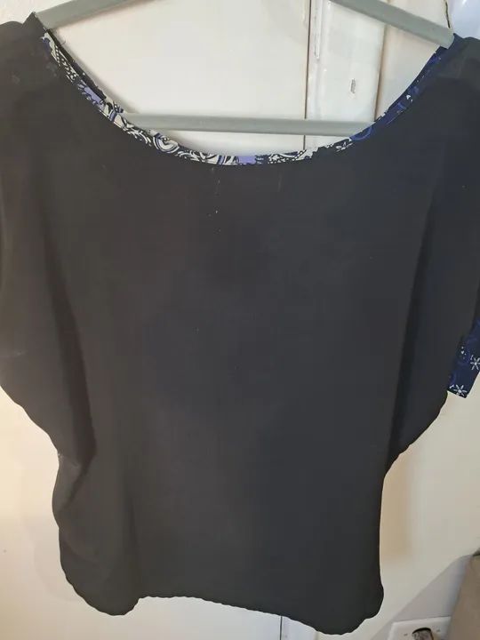 Blusa feminina preta com estampa azul - Foto 2