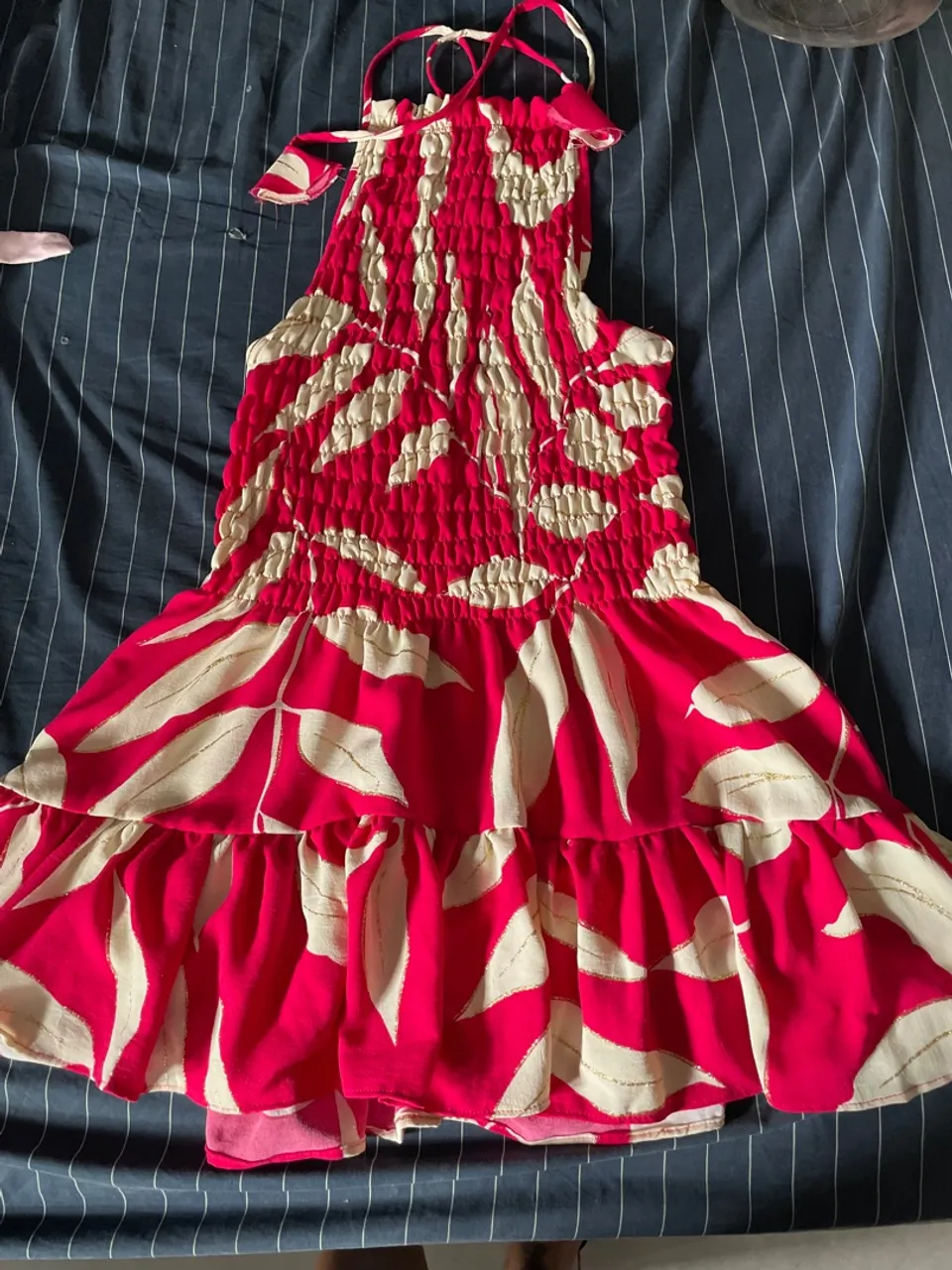 Vestido floral rosa com detalhes dourados