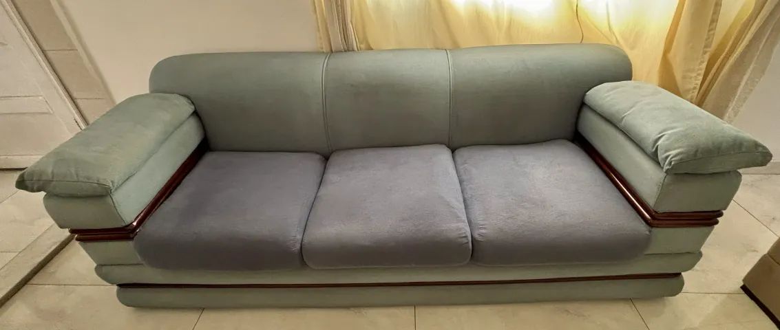 Sofá espaçoso com 2 poltronas
