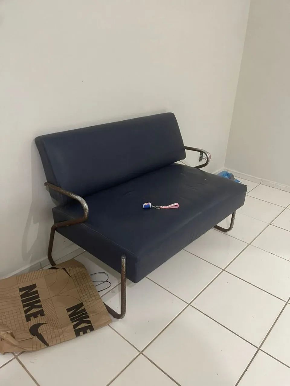 Vendo Sofá 2 lugares pequeno - Foto 2