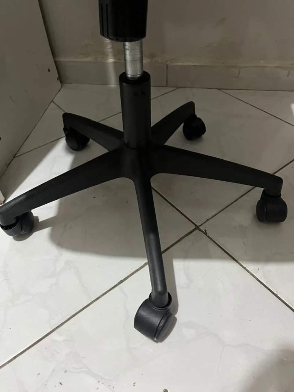Vendo Cadeira de Escritorio Ergonomica - Foto 3