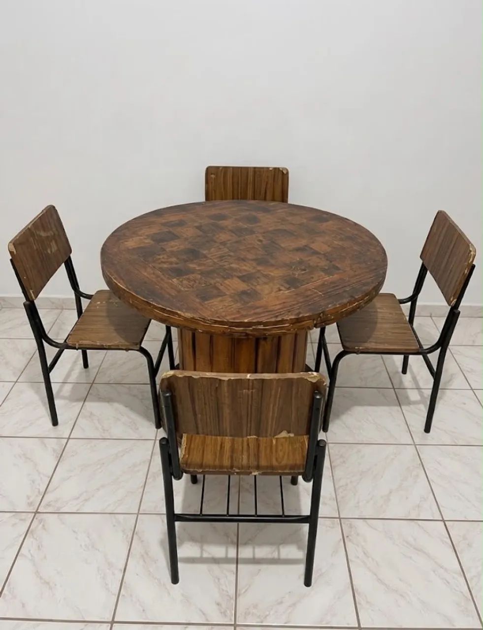 Mesa de cozinha com cadeiras