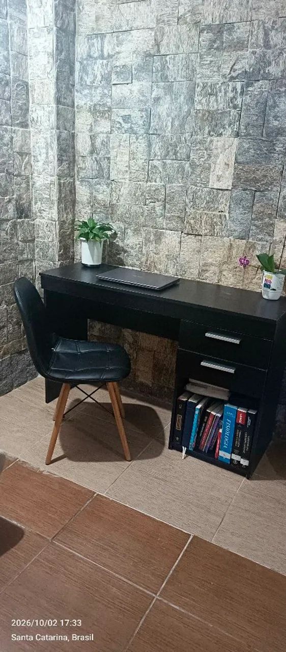 Escrivaninha e cadeira 