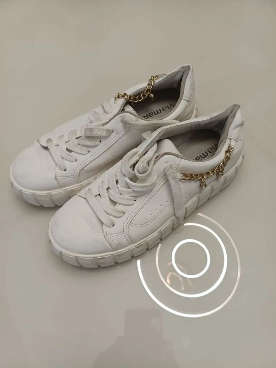 Tênis via Marte Branco Casual com Corrente Dourada e Strass ?