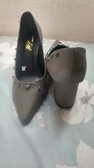 Scarpin Cinza com Tachas - Elegância e Estilo - Foto 5