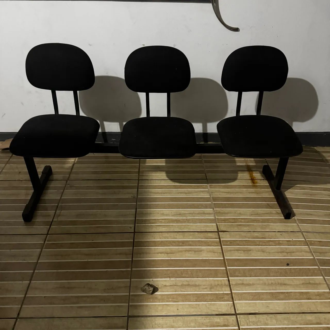 Cadeira longarina secretária reta 3 lugares preta  - Foto 5