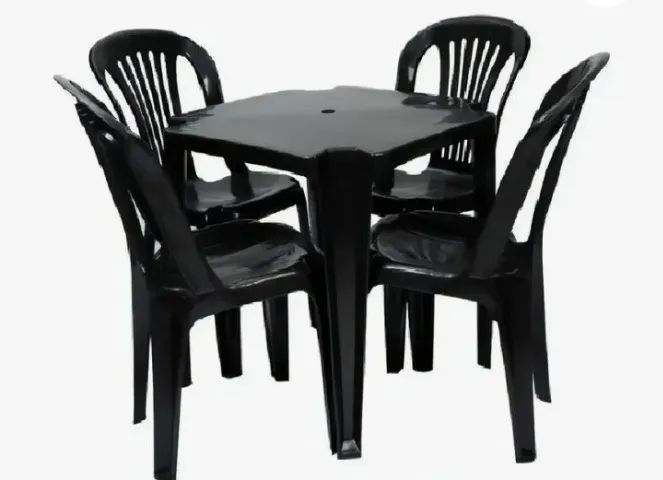 Mesa de plástico com 4 cadeira 