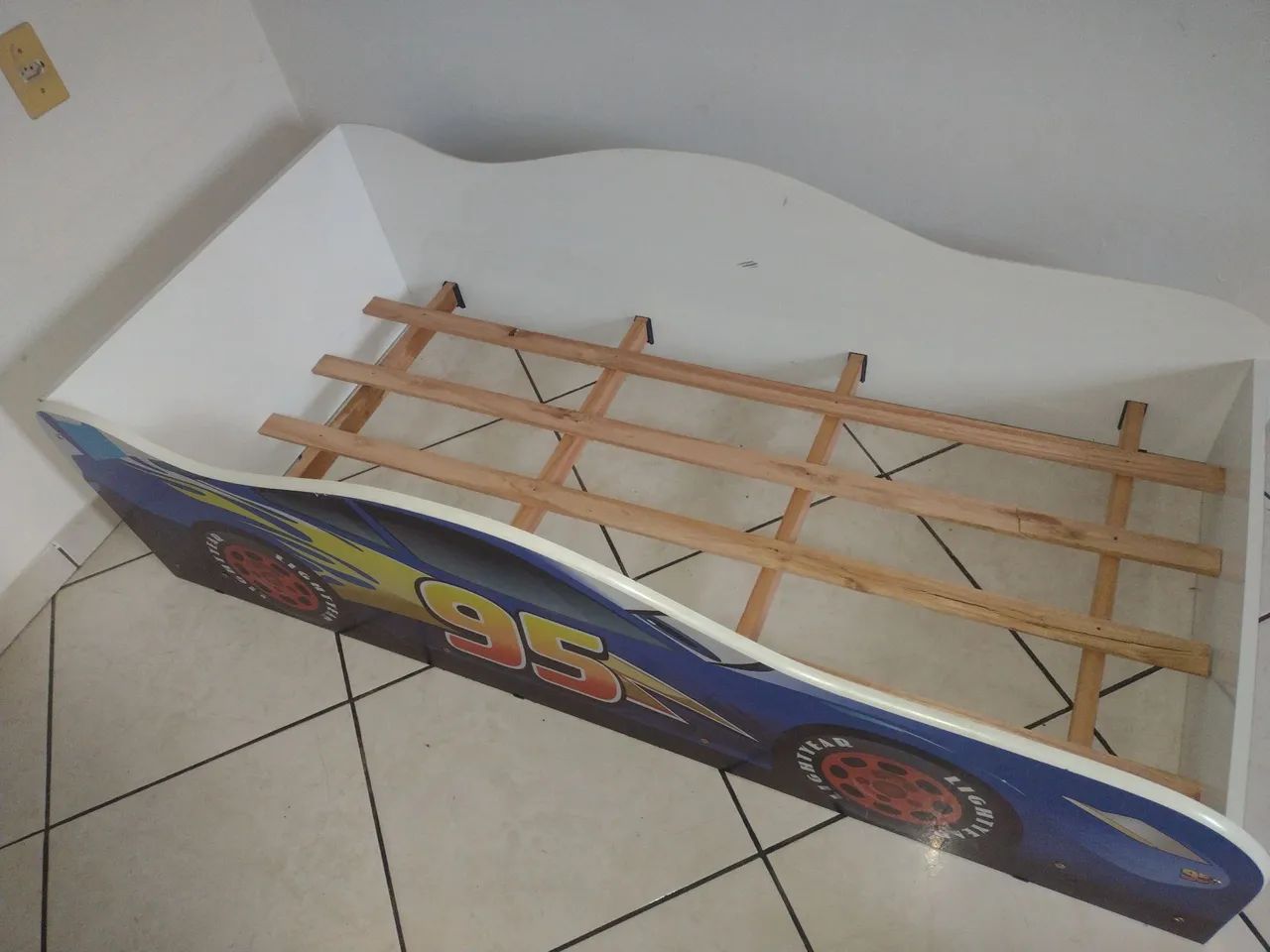 Vendo cama infantil de carro  tamanho 157/ 72 - Foto 3