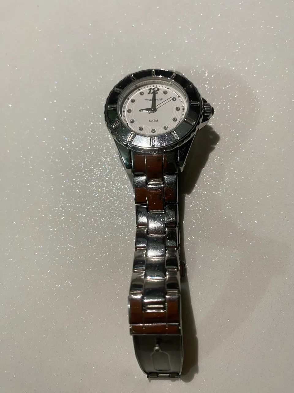 Relógio feminino TECHNOS, prata, fundo branco e marcadores em strass. Perfeito! - Foto 4
