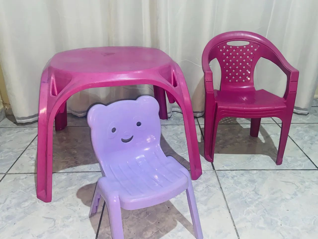 Mesa infantil Menina com 2 cadeiras. 