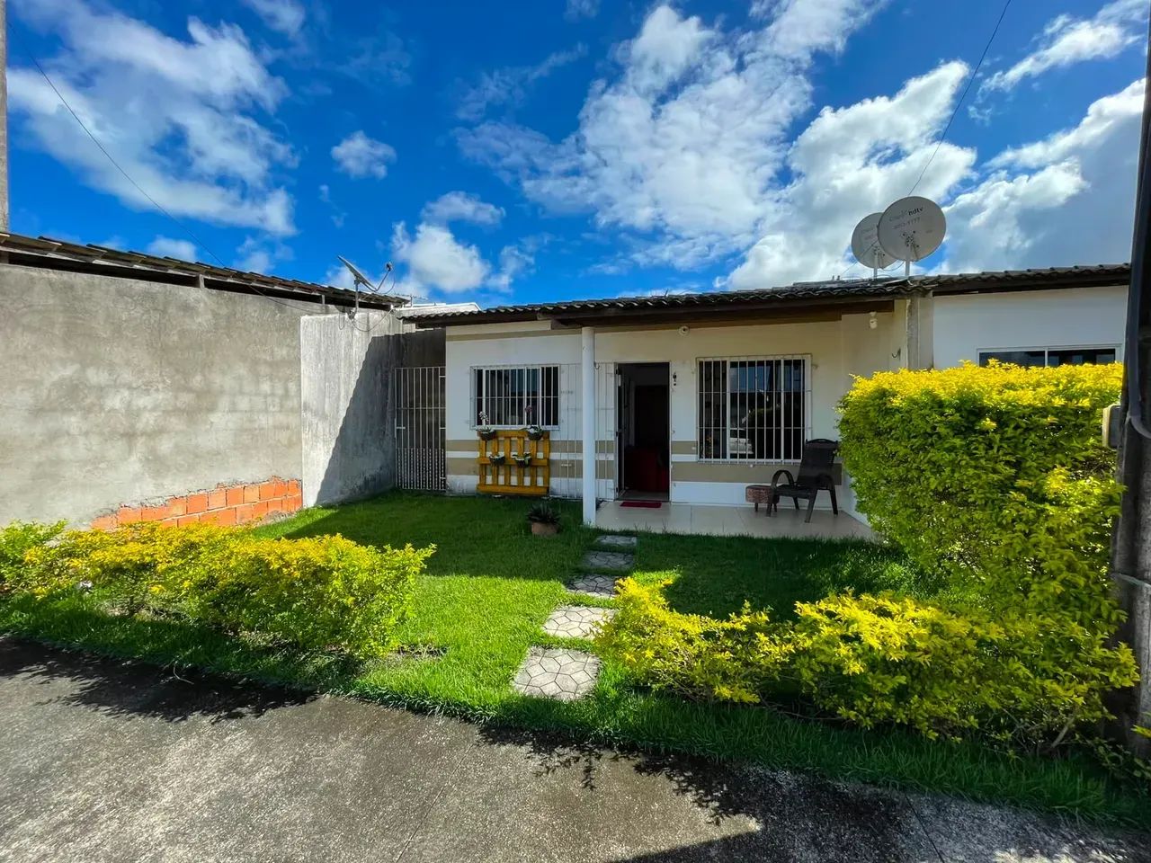 Vendo excelente Casa 2/4 em condomínio Fechado