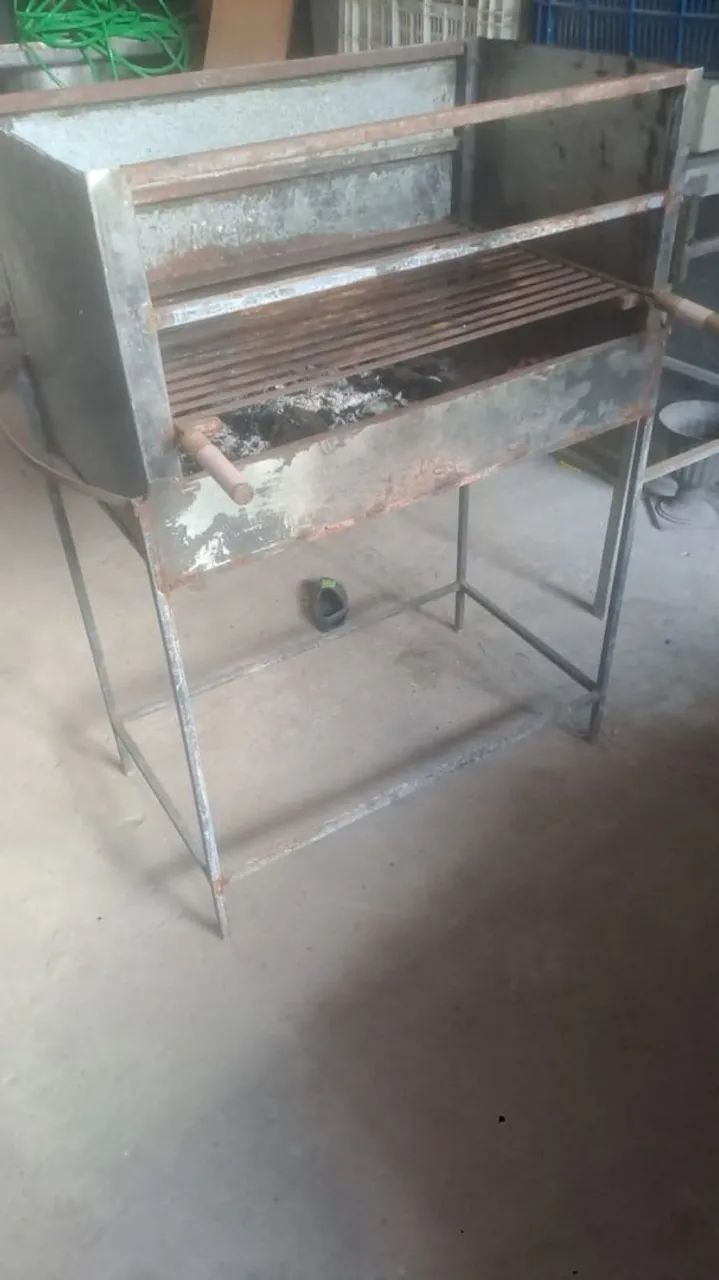 Churrasqueira e espetos