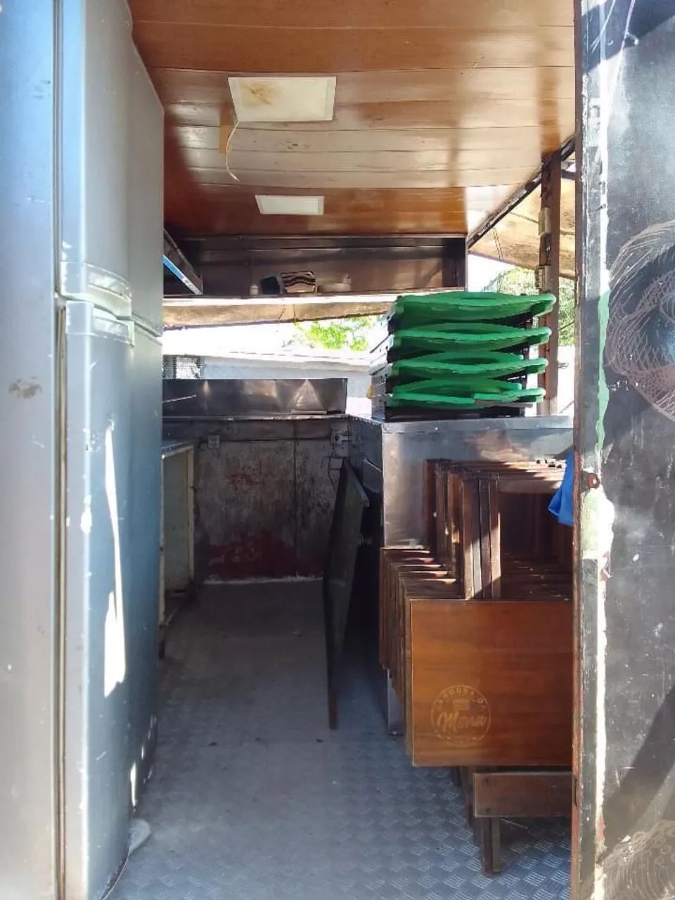 Vendo trailer completo, com mesas e cadeiras inclusos  - Foto 3