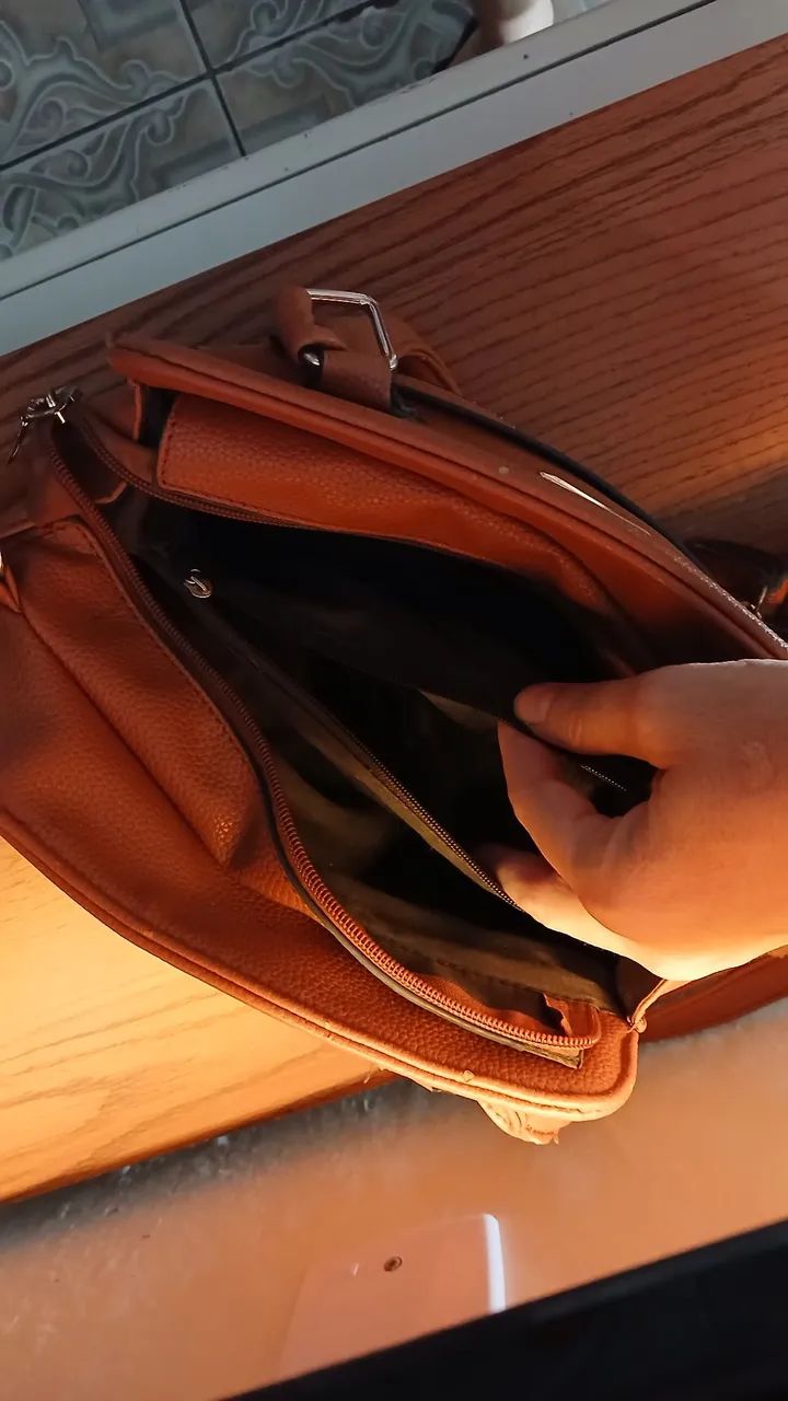 Bolsa espaçosa com vários compartimento,  conservada. - Foto 3
