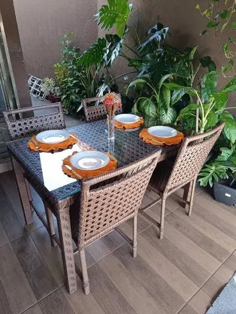 Conjunto de mesa com 4 cadeiras 