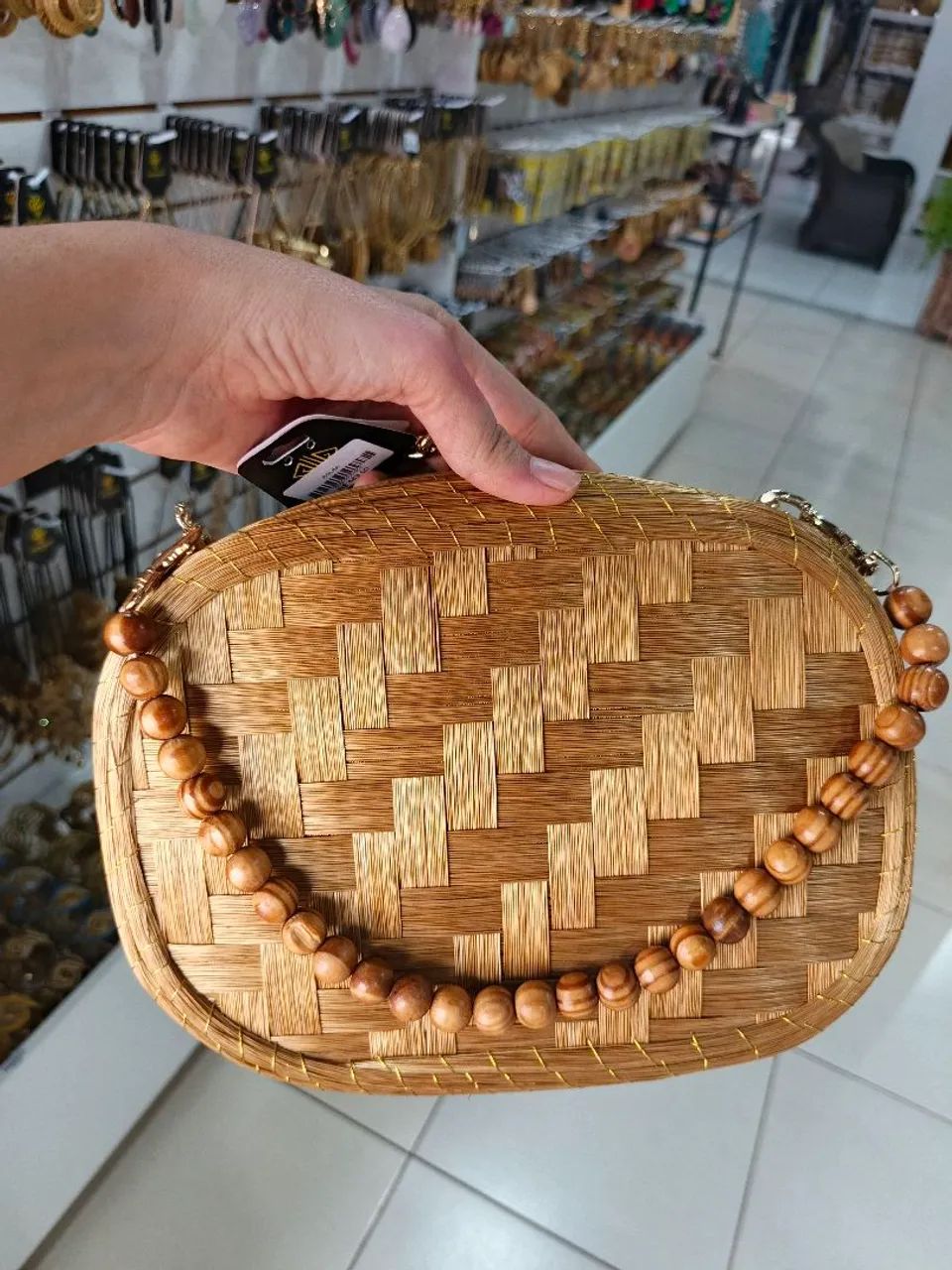 Bolsa de capim dourado com alça menor com bolinhas 