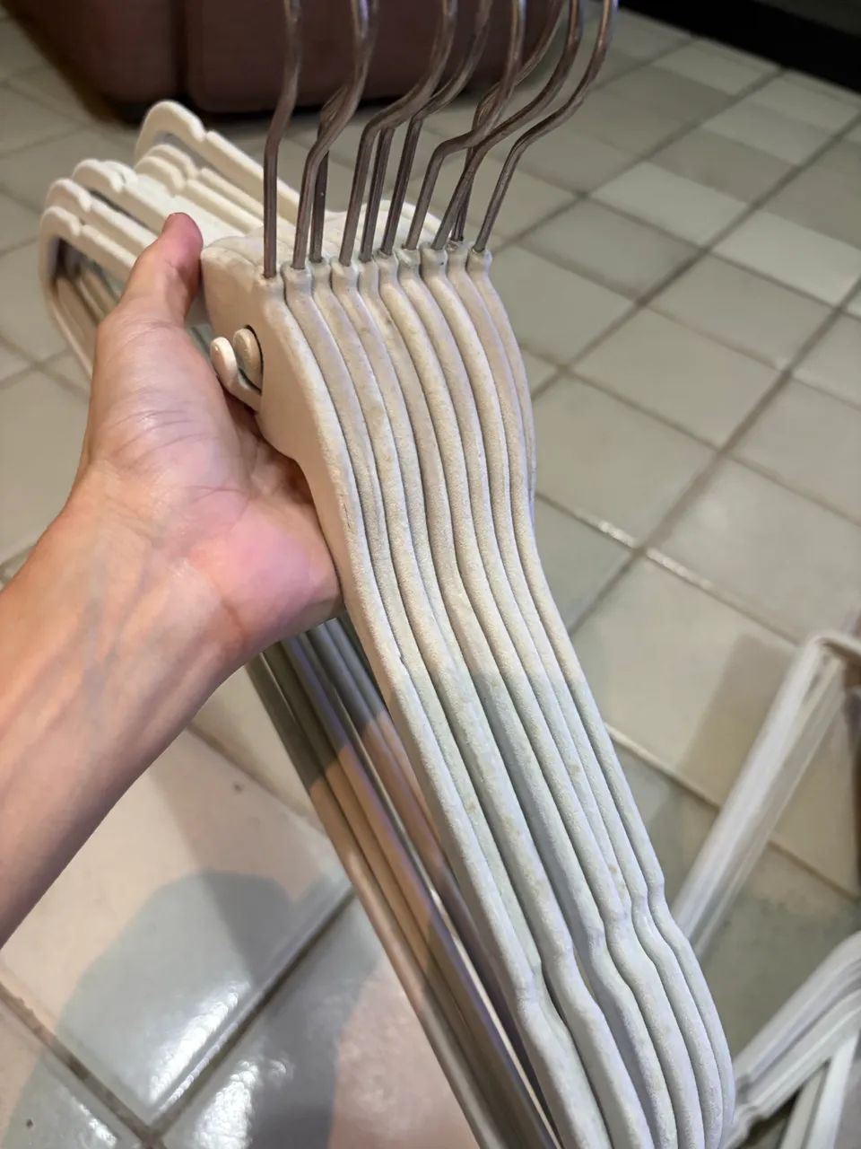 Cabides em Veludo Bege (30 Unidades) - Foto 3