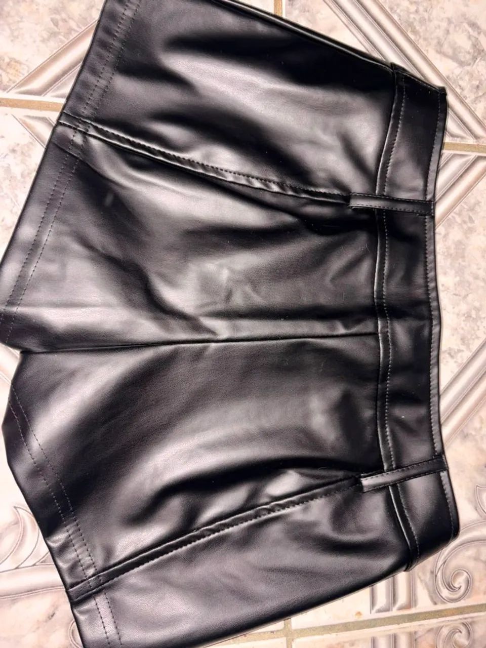 Mini short de couro preto - Foto 4