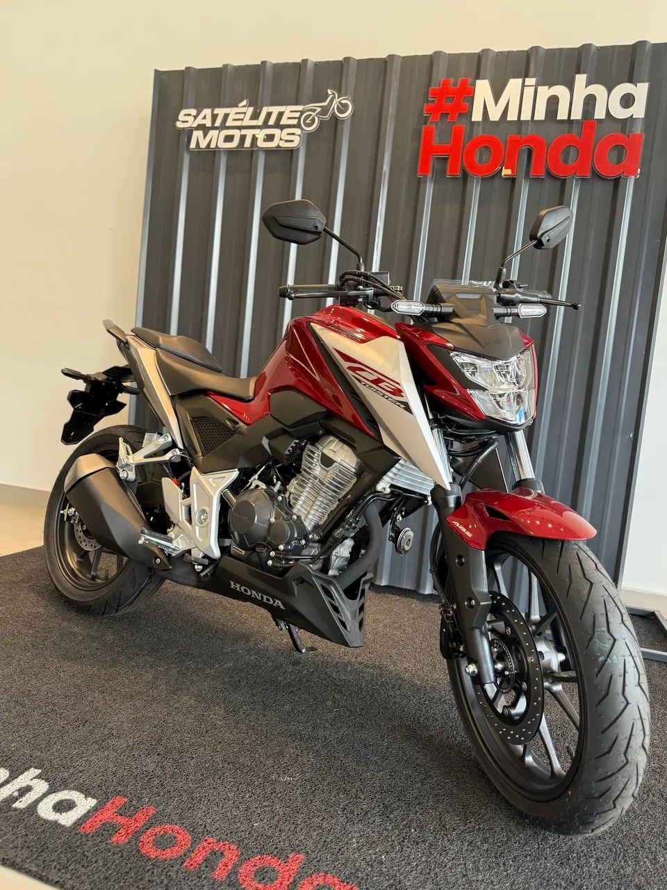 CB 300F ABS 2026 EMPLACADA