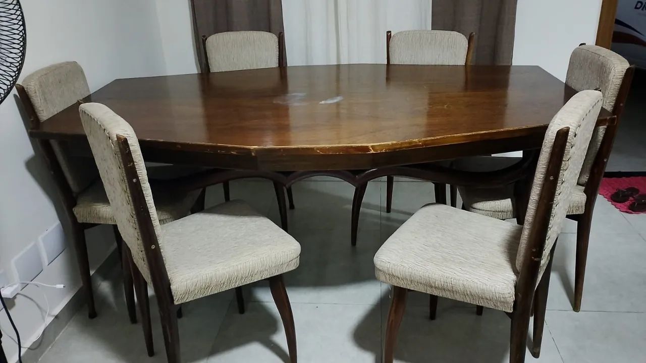 Mesa de jantar antiga em madeira maciça 