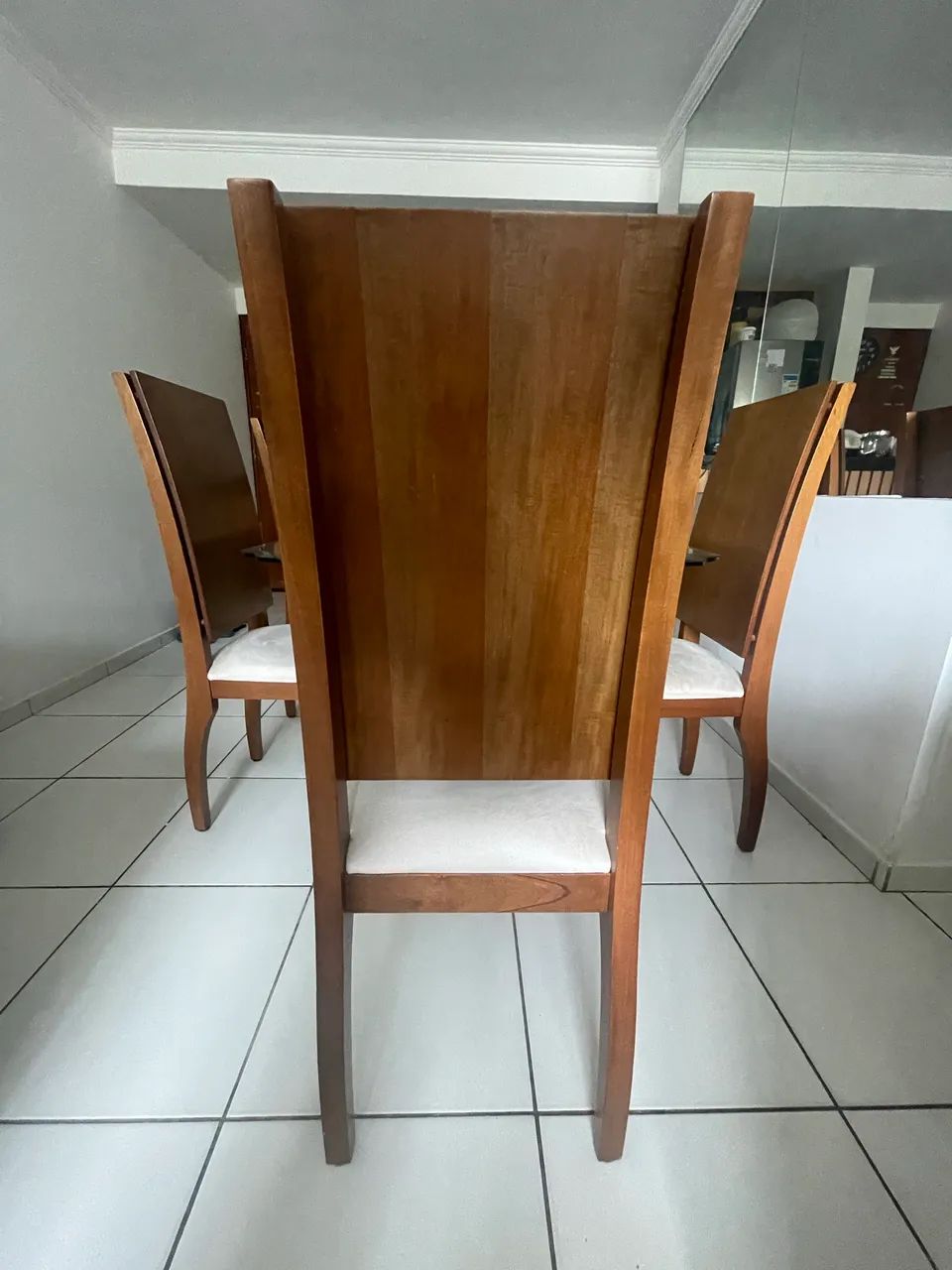 Mesa de jantar com 5 cadeiras em madeira - Foto 4