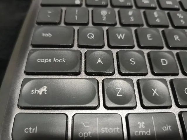 Logitech MX Keys grafite + case rígida - Foto 4