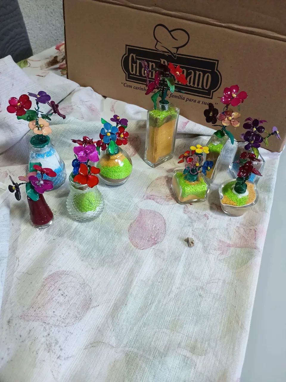 Pequenos vasos de flores.