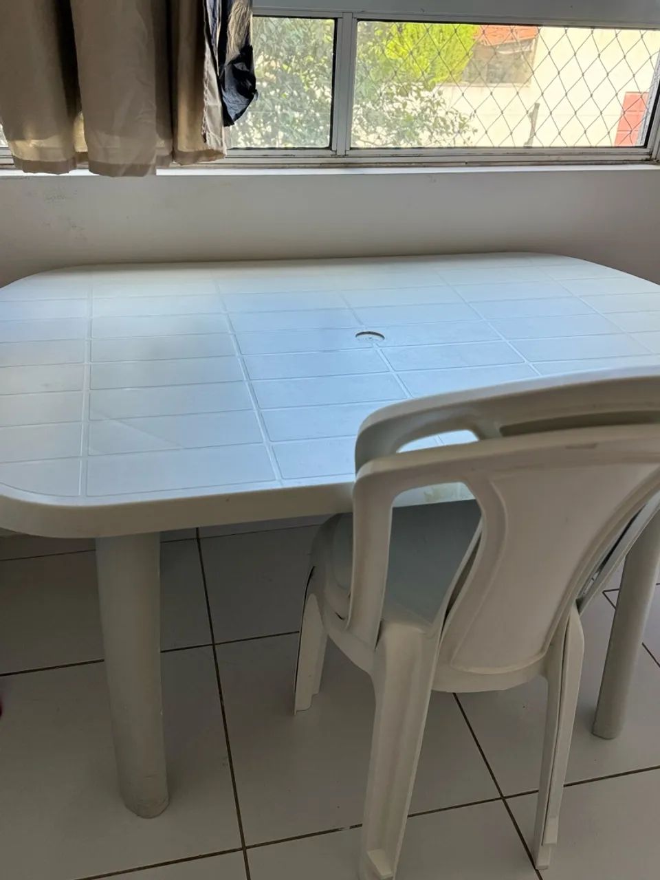 Mesa de plástico com 2 cadeiras 